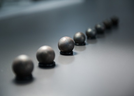Serviços de fundição de bolas de aço laminadas a quente de 20 mm-150 mm para moinhos de bolas autônomos para mineração